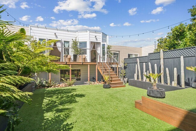Building Photo - EXQUISITE 3BD 2BA REMODELED RESIDENCE IN V...