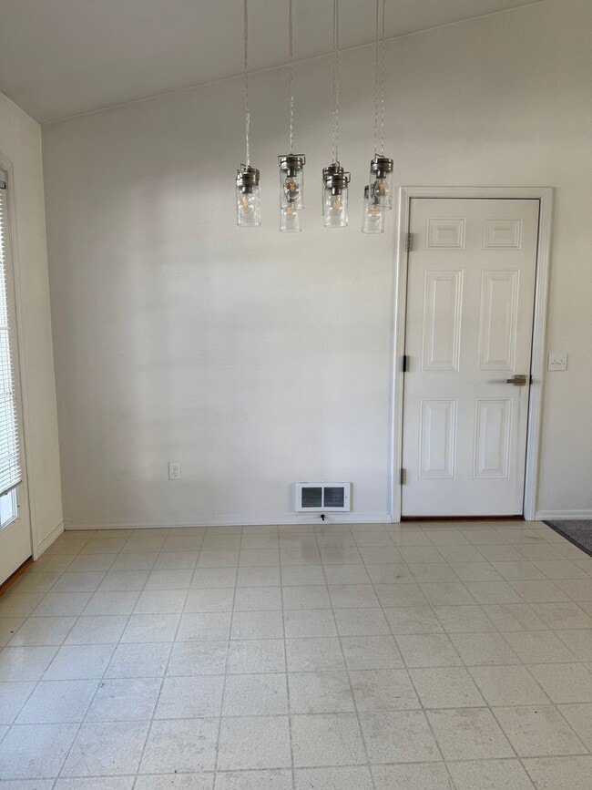 Building Photo - 1421 7th Ave W