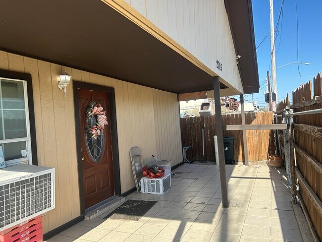 Building Photo - 2703 Piedra China St