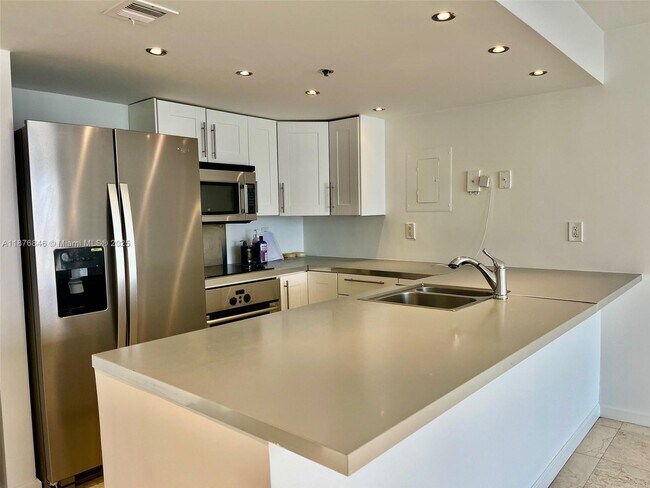 Foto del edificio - 7601 E Treasure Dr