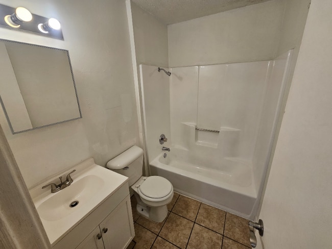 Building Photo - 1926 Martin St