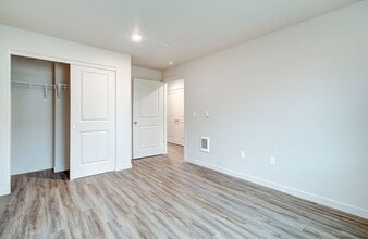 Building Photo - 404 NE 117th Ave