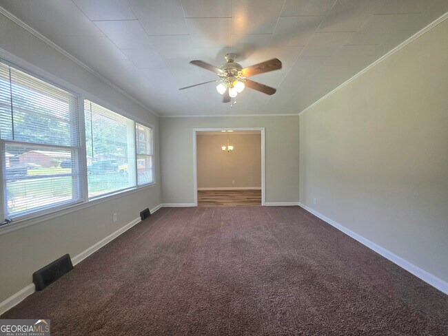 Building Photo - 2639 Tredway Dr