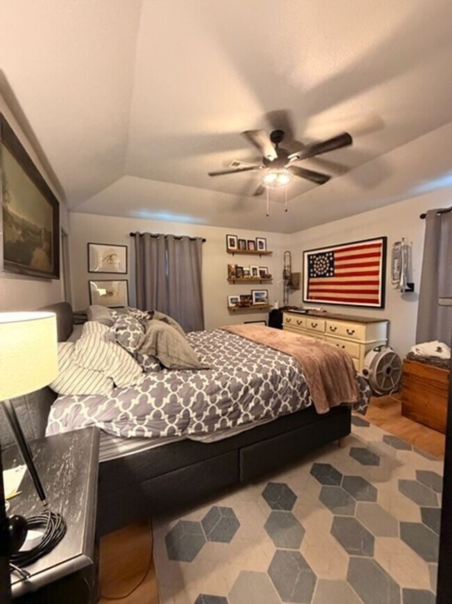 Foto del edificio - 3 bed & 2 bath home in established neighborhood