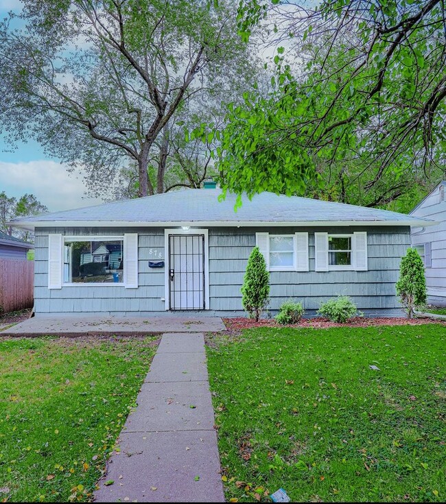 Building Photo - Charming Home