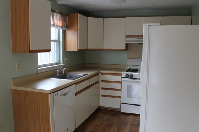 Building Photo - Town Home