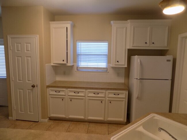 Building Photo - 13541 Lake Breeze Ln