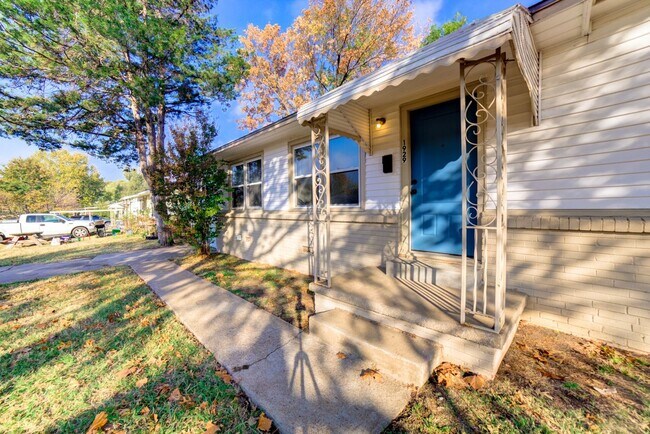 Foto del edificio - Welcome home to this charming 1955 ranch that's ready for modern living. This 3-bedroom, 1-bath h...
