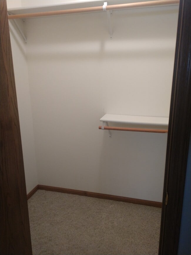 ARMARIO PRINCIPAL - 401 E Drake St