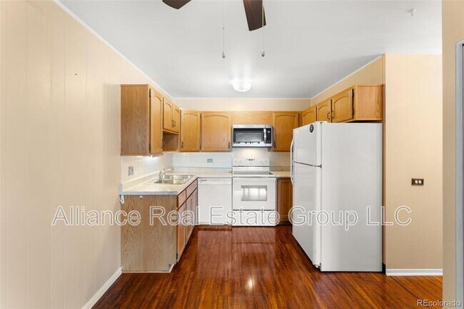 Building Photo - 605 S Alton Way