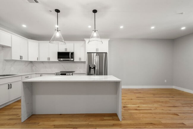 Building Photo - 66 Stanley St