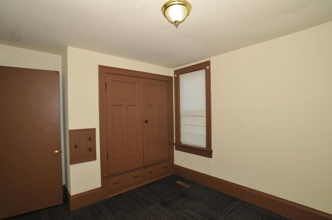 Building Photo - 1600 S 35th St