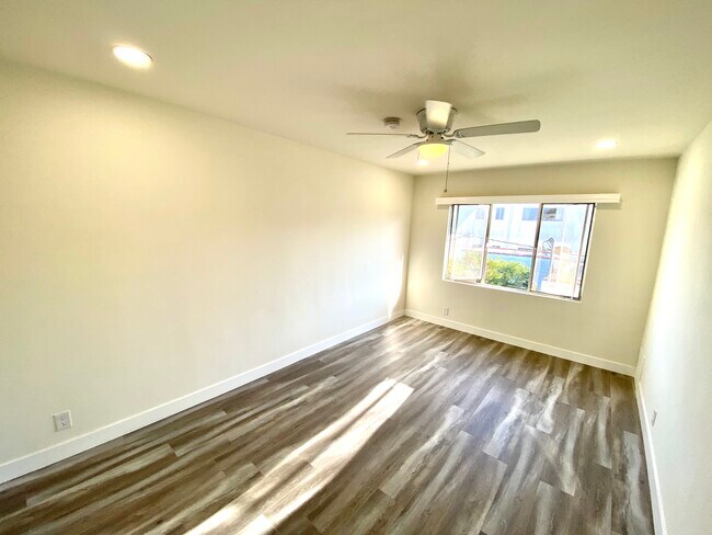 Building Photo - 336 S Doheny Dr