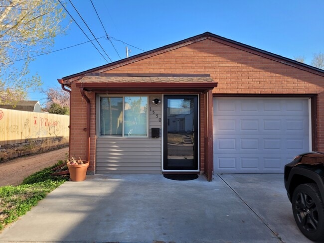 Building Photo - 1550 Oak Ct