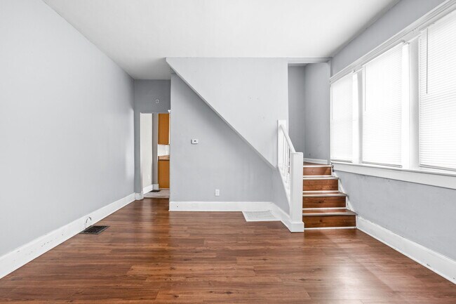 Building Photo - 273 E Parkview Ave