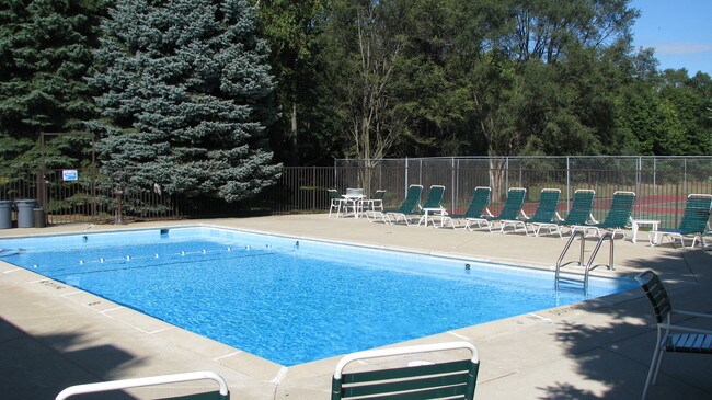 Foto del edificio - Pines West Apartments