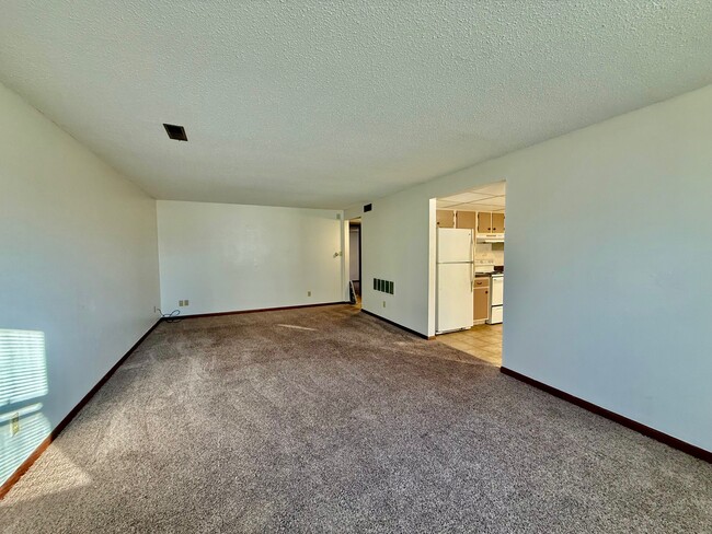 Building Photo - 814 Cedar River Dr