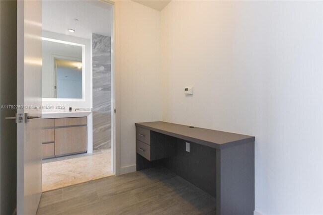 Building Photo - 2831 S Bayshore Dr