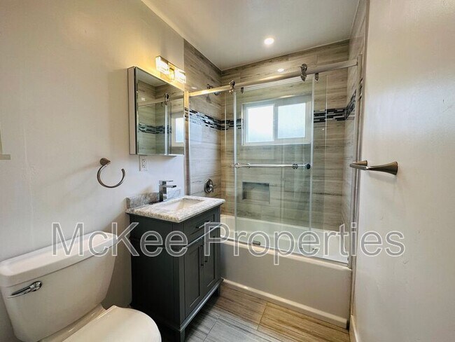 Foto del edificio - 1658 Cable St