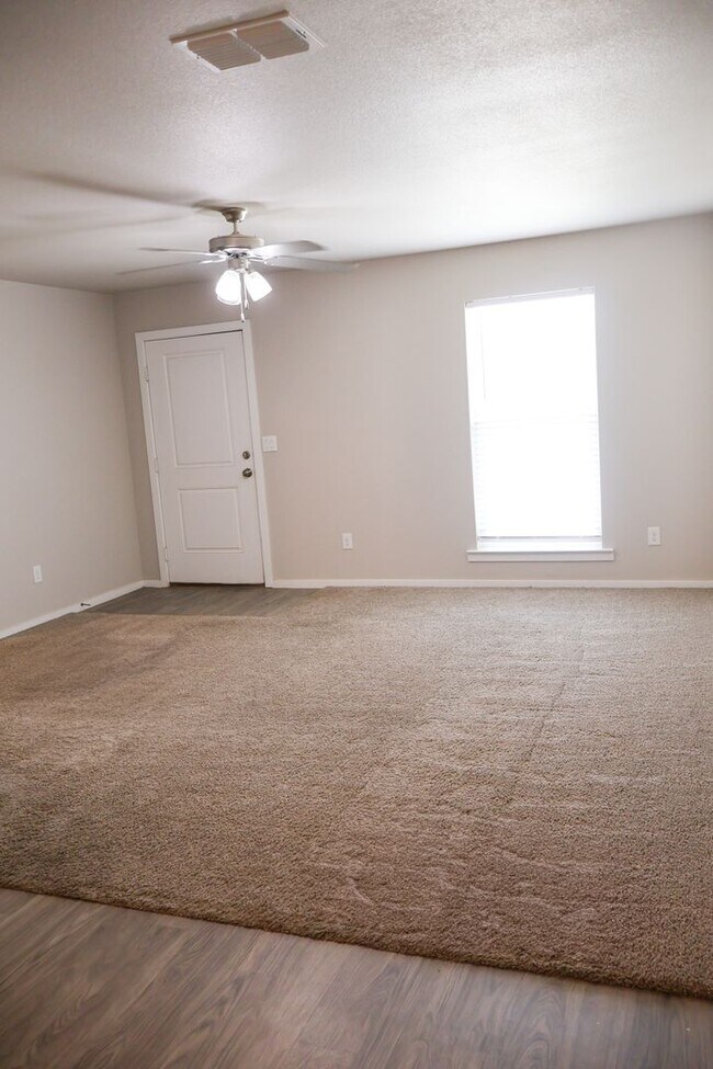 Building Photo - Cozy and Spacious 3 Bedroom Home with Gara...