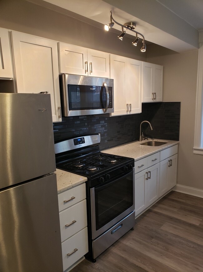Building Photo - Camelot Apartments