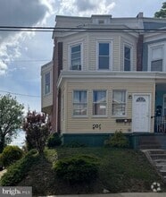 Building Photo - 200 W 24th St