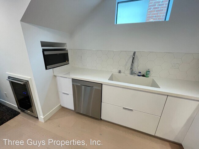 Foto del edificio - 3 br, 3 bath House - 7502 High Ave