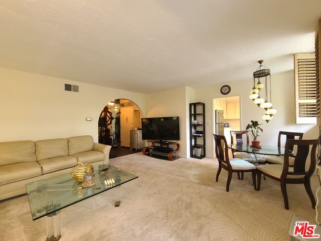 Building Photo - 933 Hilgard Ave