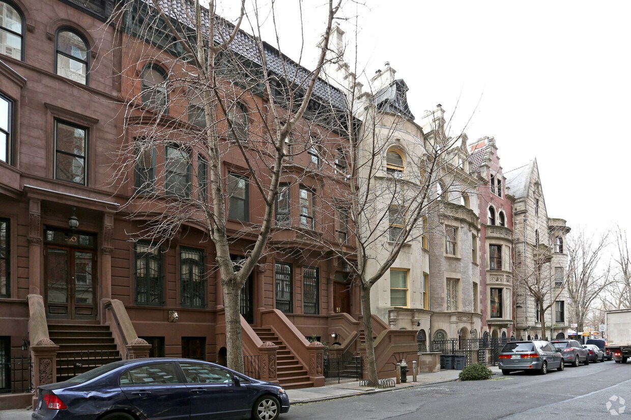 Building Photo - 314 W 81st St