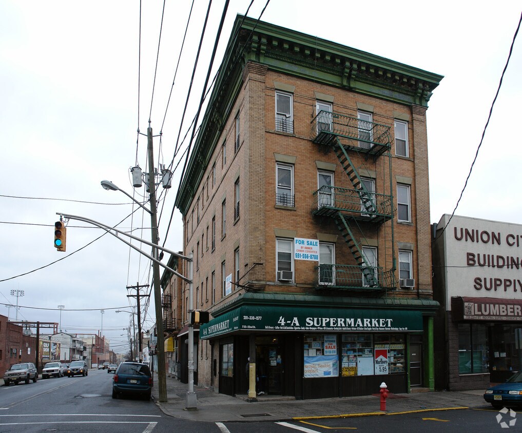 Building Photo - 2200 Summit Ave