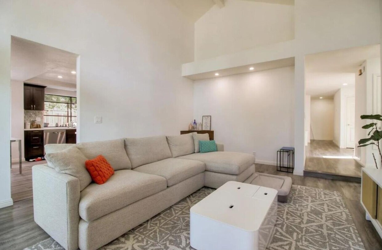 Foto principal - 1029 Foothill Dr