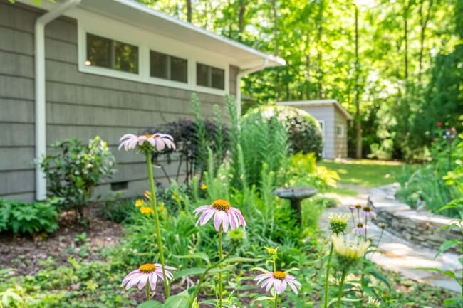 Building Photo - Prestine mid-century modern ranch minutes from Southpoint!- Application Pending