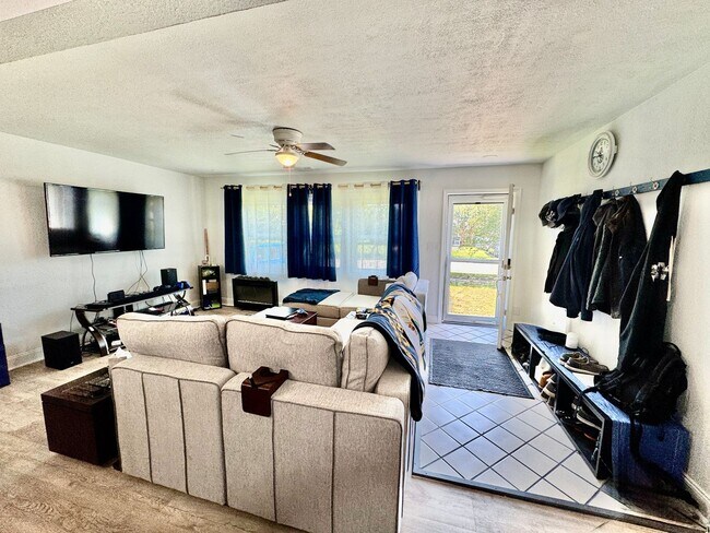 Building Photo - Charming Brick Ranch Near the Beach & Bases
