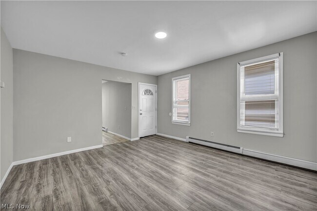 Building Photo - 3010 Daisy Ave