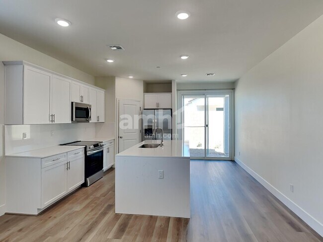 Foto del edificio - 494 Silverbell Fls Pl