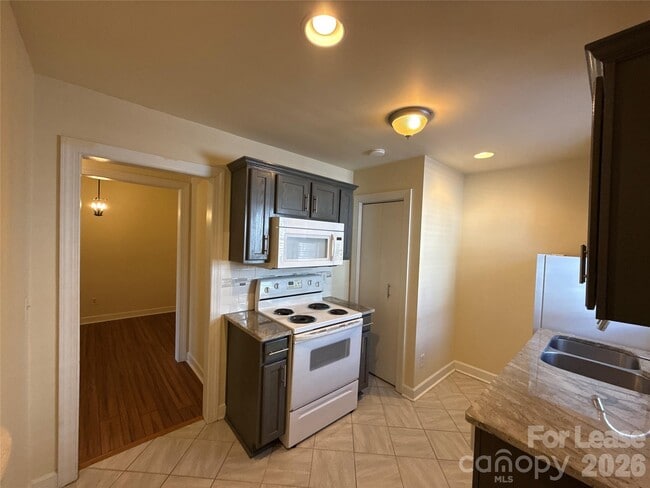 Building Photo - 707 Grandin Rd