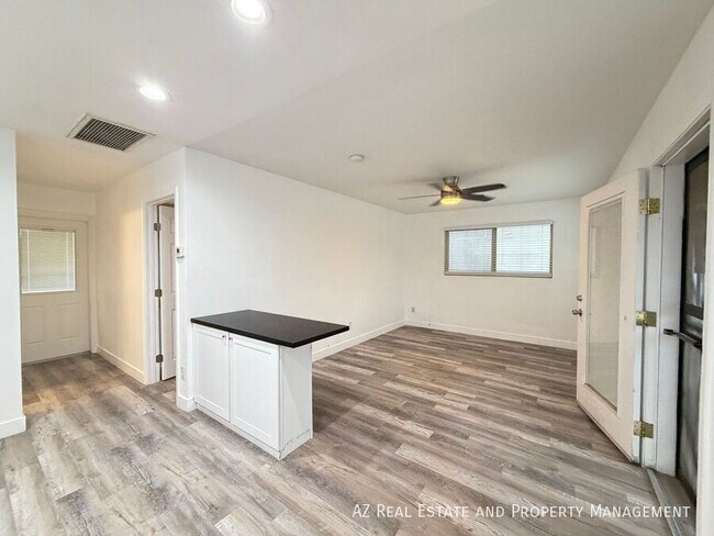 Foto del edificio - 3417 E Windsor Ave