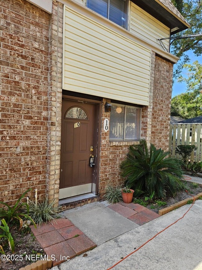 Building Photo - 1200 Bretta St