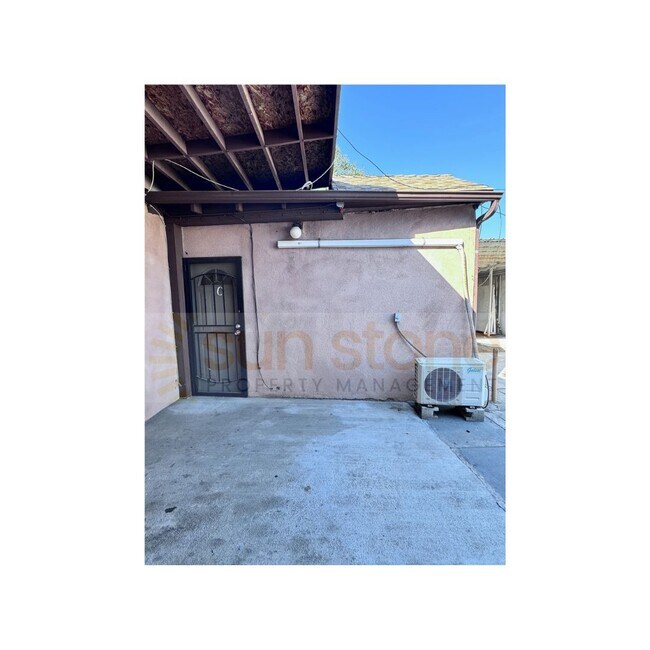 Foto del edificio - 852-852 E Mission Blvd