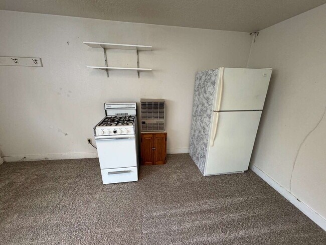 Building Photo - Studio Cottage / 1/2 off 3rd Month's Rent