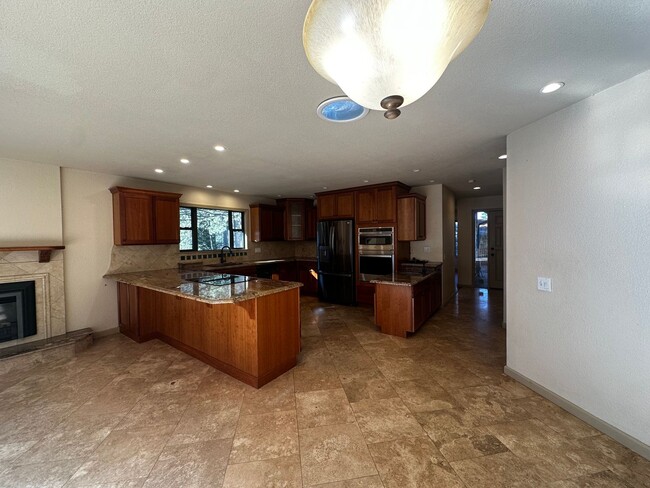 Building Photo - Spacious Single Family Home in Alta Sierra