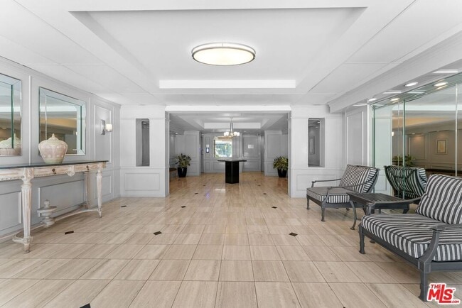 Foto del edificio - 906 N Doheny Dr
