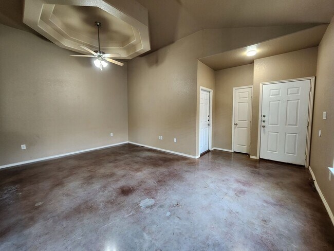 Foto del edificio - 3/2/1 Duplex w/ Stained Concrete Floors Th...