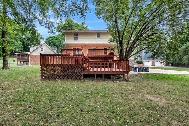 Building Photo - 512 Roundabout Dr