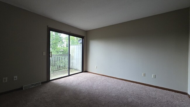 Building Photo - Renovated townhome in Linden Square.