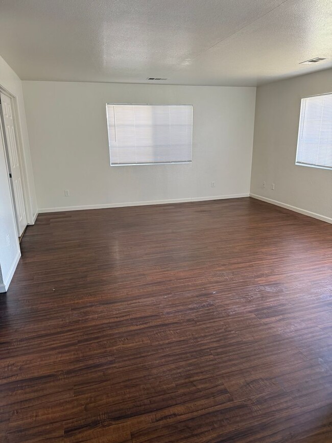 Building Photo - 3 BEDROOM 2 BATHROOM DUPLEX -