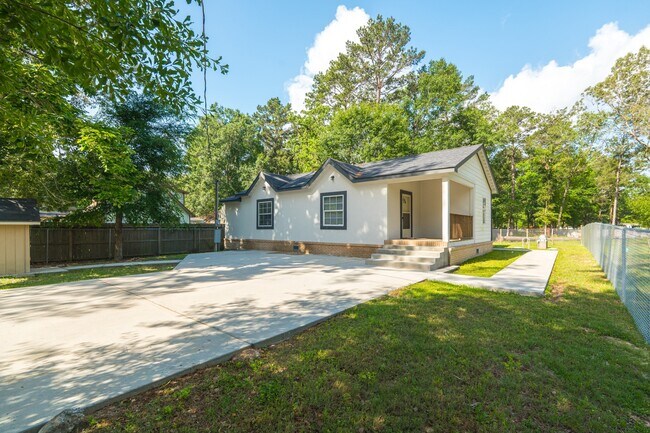 Building Photo - 20032 Live Oak S