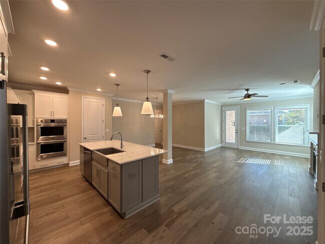 Foto del edificio - 707 Marion Dr