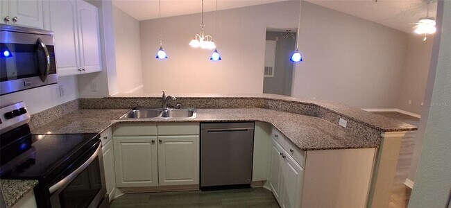 Foto del edificio - 4045 Crockers Lake Blvd
