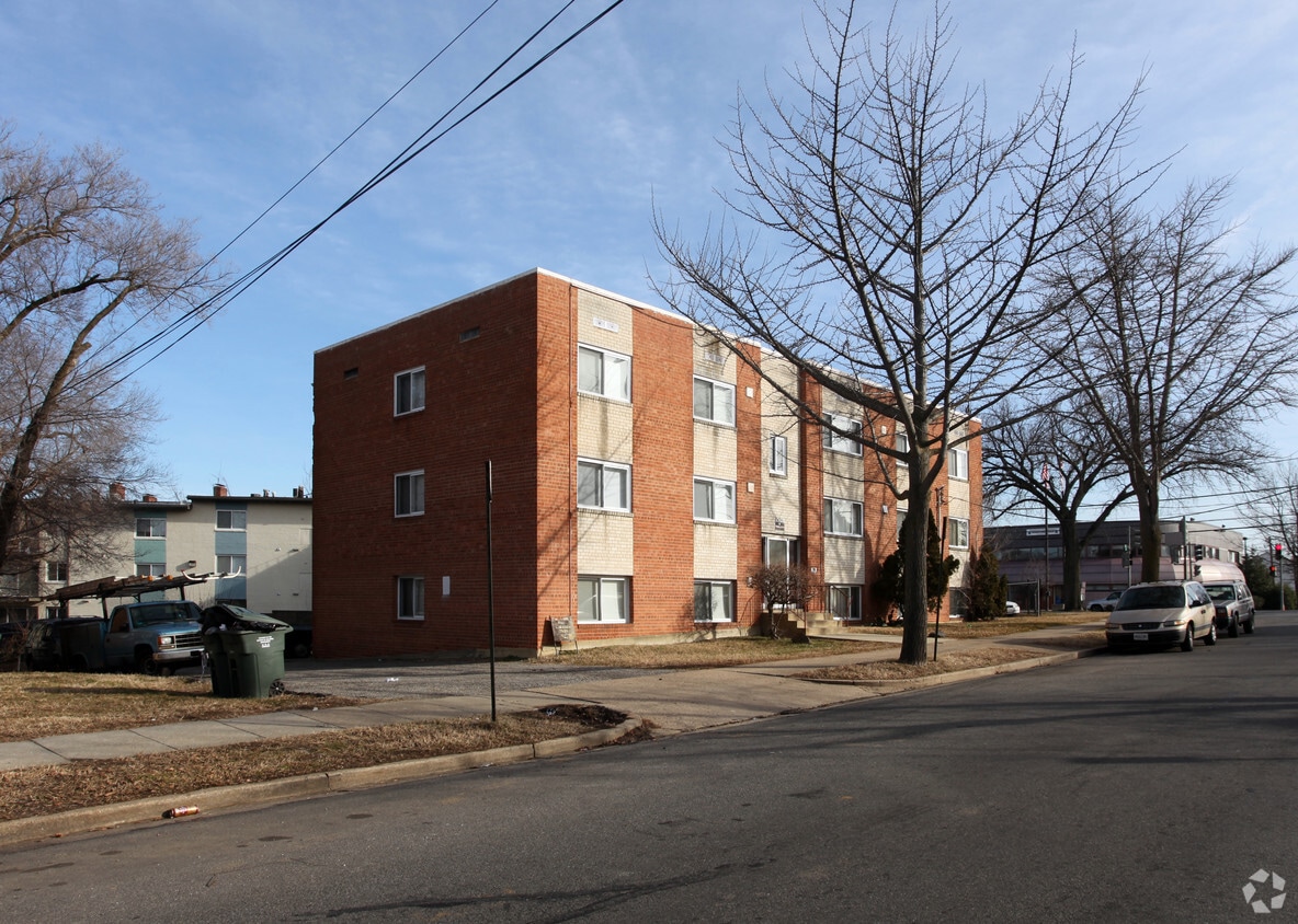 Building Photo - 2436 Irving St SE